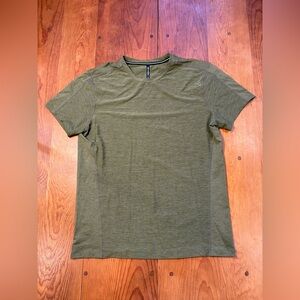 Ten Thousand Men Versatile Tee Workout Gym Running Green Medium NWOT